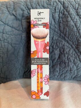 IT Cosmetics Heavenly Luxe Love Is the Foundation Brush Limited Edition NIB